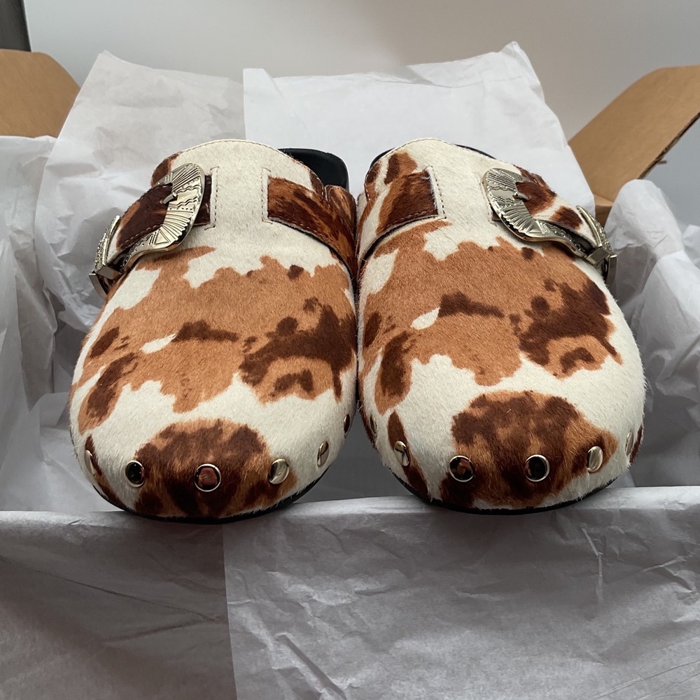 Gianni Bini Cow Print Hair Calf Western Buckle Clogs Mules Brown White 8.5M - Picture 3 of 9